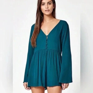 KENDALL & KYLIE Green Long Sleeve Romper with Front Button Detailing and in EUC.